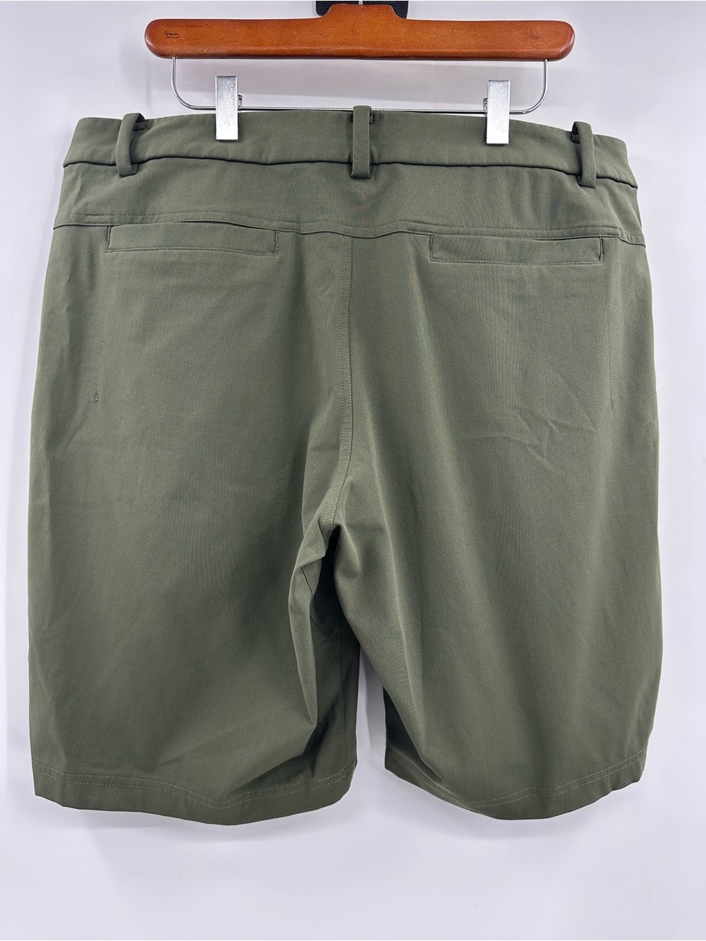 Men’s lululemon athletica Olive Green Flat-Front ABC? Shorts - Picture 4 of 9